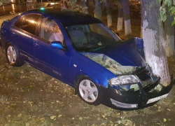 «Ниссан Альмера» «вылетела» на встречную полосу, зацепила «Ладу» и врезалась в дерево в Волгодонске 