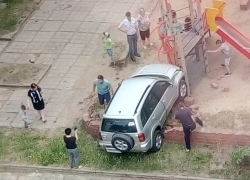 В Волгодонске женщина за рулем «Тойоты» на скорости въехала на детскую площадку