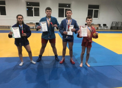 Четверку юных самбистов из Волгодонска  признали лучшими в области