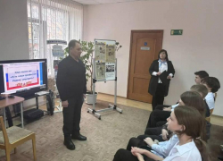 Волгодонские полицейские провели «Урок мужества» для учеников профильных классов