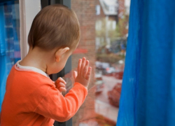 В Волгодонске 3-летний ребенок выпал из окна, пока мама купалась в ванной 