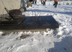 В Волгодонске вандалы на автомобиле врезались в памятник Якову Бакланову