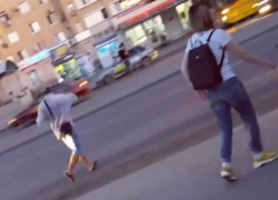 Загадочный волгодонец в кепке и с пакетом напал на девушку на остановке в час-пик и кинулся под «поток» машин 