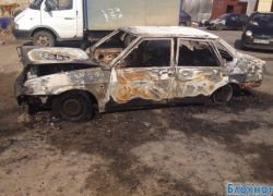 В Волгодонске в ночь на 31 марта «ВАЗ 21099» сгорел практически дотла (ФОТО)