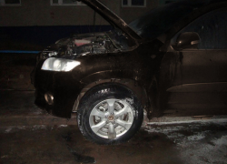  В Волгодонске возле Юридической гимназии загорелась «Toyota RAV4»