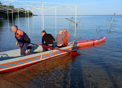 Почти окоченевшего в воде сапбордиста вытащили из водохранилища в Цимлянске