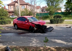 Водитель «Мазды» снес столб на улице Гагарина в Волгодонске 