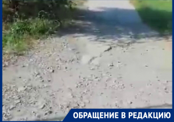 Волгодончанка показала «прелести» забытой тротуарной дорожки в парке Молодежный 