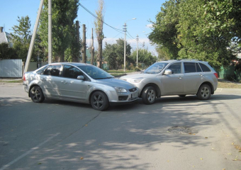 В Волгодонске из-за ДТП с участием двух иномарок оказалась перегорожена улица Пионерская