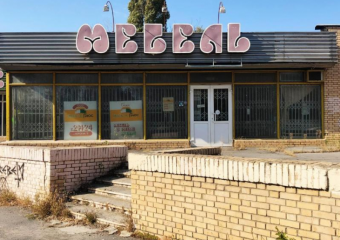 Мебельный магазин у кольца на Первомайском вместе с автомобилем его владельца выставили на торги в Волгодонске 