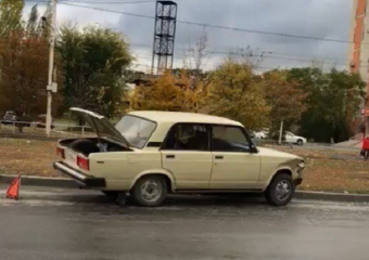 Утро понедельника началось с аварии, в результате которой «семерка» заскочила на газон