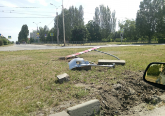 Водитель «БМВ Х-6» залетел на разделительный газон и снес дорожный знак в Волгодонске 