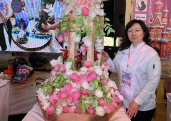 Гигантский торт с танцующими горцами кондитера из Дубовского ошеломил жюри в Москве