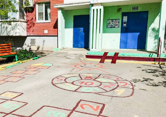 Яркими красками заиграли дворы «Уюта» после совместного субботника