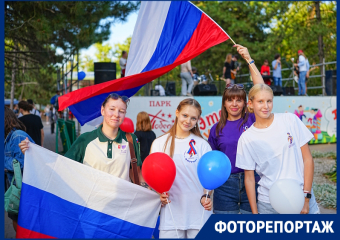 Повсюду бело-сине-красные цвета: как в Волгодонске отметили День государственного флага России