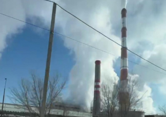 «А ничего, что пар не только из труб?»: клубы белого пара из труб ТЭЦ и от стоящего рядом здания снял на видео волгодонец