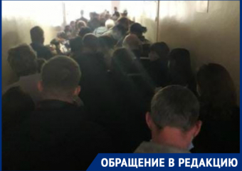 «Люди падают в обморок»: на фильтрах в поликлиниках образовались огромные очереди