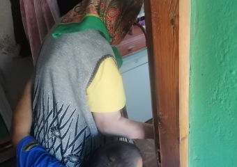 Спасателям в Цимлянске пришлось перелезать через забор, чтобы оказать помощь пожилой женщине