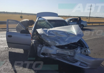 Неудачный разворот водителя привел к серьезному тройному ДТП 