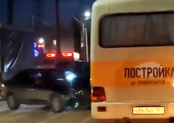 Автобус с 12 пассажирами в салоне врезался в иномарку на улице Портовой