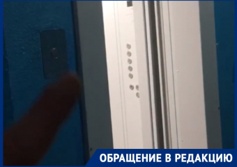 Добро пожаловать в 19 век: руками открывать дверь лифта приходится жителям дома в Волгодонске