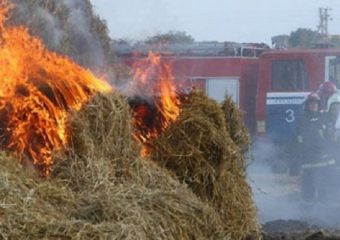 8 пожарных и 2 единицы техники тушили загоревшийся сенник в Цимлянском районе 