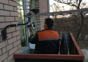 Спасателям пришлось через балкон пробираться к мужчине с инсультом в Цимлянске