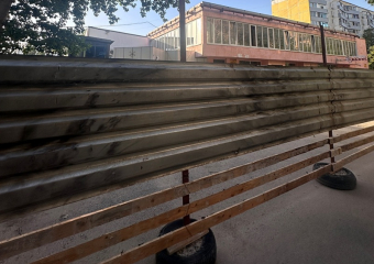 Застройщик перегородил пешеходный бульвар рядом с бывшим «Бахусом» на улице Энтузиастов