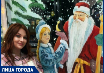 «Кто эта художница?»: как с помощью краски и зубной пасты девушка создает сказочные новогодние картины на стекле в Волгодонске 