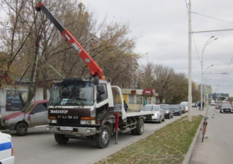 Эвакуатор создает пробки в центре города во время эвакуации машин, − читатель