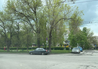 Знак «Остановка запрещена» сместили на улице Энтузиастов в Волгодонске 