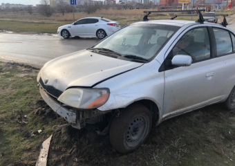 Пьяный водитель «Тойоты» забыл повернуть и влетел на газон на Жуковском шоссе