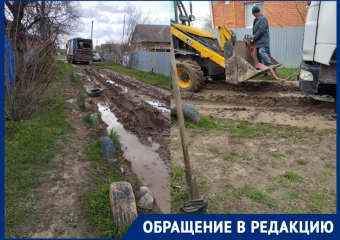 «За неделю застрял второй мусоровоз»: из-за разбитой дороги на одной из улиц станицы Романовской регулярно застревают автомобили 