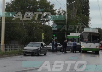 Три аварии на переулке Первомайский: утро в Волгодонске не задалось у пятерых водителей
