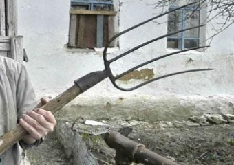 26-летний мужчина насмерть заколол отца вилами и сбежал из дома