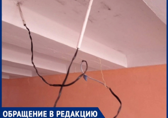 «Провода оголенные висят»: вандалы украли светильник с подземного перехода у рынка