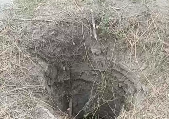 Собака провалилась в глубокий колодец в новом городе, она еще жива, туда же могут упасть дети