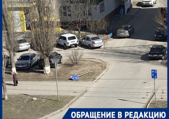 Лежит «в обмороке» у дороги больше недели: жители просят восстановить сбитый знак «Осторожно, дети!» 