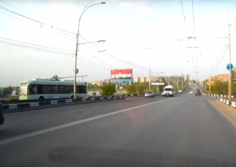 Свернувший с путепровода на улицу Малую Морскую троллейбус рассмешил волгодонцев и попал на видео