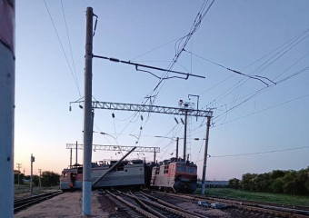 Электровоз встал поперек путей: появились подробности крушения поезда на станции Куберле