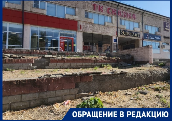 «Снесите это убожество уже!»: жители обеспокоены, что легендарный торговый центр «Сказка» превращается в руины 