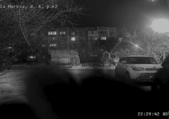 Дети с ножом разбили домофон и проткнули надувную елку: ночные вандалы ужаснули жителей с улицы Карла Маркса 