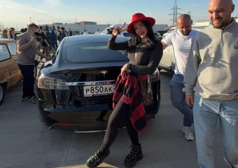 Автоблогер Настя Туман достала из контейнера Теслу  за 1,5 миллиона 