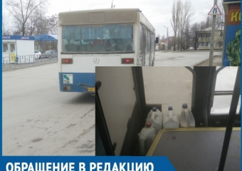 Вот такая безопасность в общественном транспорте, - волгодонцы о подпертой бутылками двери в автобусе