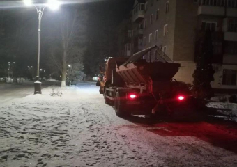 В Волгодонске провели обработку тротуаров пескосоляной смесью после снегопада