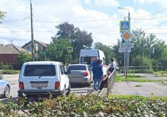 Электросамокатчик врезался в автомобиль и устроил транспортный коллапс на Пионерской 