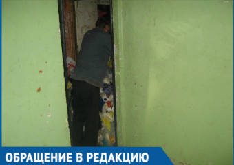 Волгодонец до потолка забил квартиру мусором с улицы