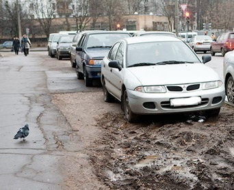 За парковку на газонах  волгодонцы заплатят 17 тысяч рублей