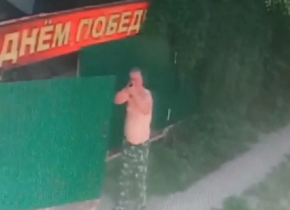 «Ходит с ружьем, пилит деревья, в полуголом виде бьет по заборам»: дачники уличили укравшего флаг Волгодонска мужчину в новых проступках