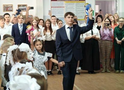 Волгодонск  встретил 1 сентября: Дмитрий Вельможко поздравил учеников и педагогов одной из старейших школ города